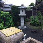 Wasai Shunsai Hidamari - シトシト雨の似合う灯篭  a garden lantern in  the rain