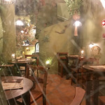 ティーハウス はっぱ - 2018.10  窓から覗いた1階