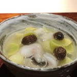 菊鮨 - ◆湯引きした鱧（大分）、むかご、銀杏。 鱧の味わいは勿論のこと、餡が出汁の味わいもよくいい味わい。