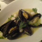 ガリエニ - ムール貝と小柱の白ワインガーリック蒸し　（スープも美味しい！）