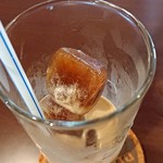 カフェ ド ラヴィアンローズ - コーヒーで作られた氷