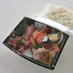 野口鮮魚店 - 海鮮ちらし（1,026円）酢飯も別に渡してくれます。
