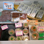 野口鮮魚店 - 冷蔵ケースの中。え～ん、やりいか姿煮がない！　売切れ？