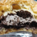 デイリーヤマザキ - 料理写真:クリームたっぷりシリーズからダブルチョコシュー128円断面