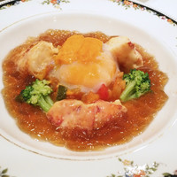 レ・シャンドール - サラダ仕立てにしたオマール海老、夏野菜のトマト煮込み、甲殻類のゼリーと温泉卵を落とした前菜