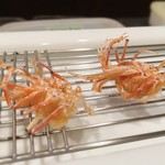 旬彩 天ぷら 心来(しんら） - 車海老のくも足
      サックサクに揚がっていて、食感がとても良いです♡
      塩をつけてパクっと一口で！