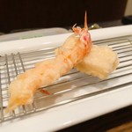 旬彩 天ぷら 心来(しんら） - 生麩、車海老
      ムッチリした生麩はつゆに大根おろしをたっぷりといて、それを付けて。んん！美味しい♡
      車海老は尻尾まで美味しい！