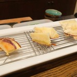 旬彩 天ぷら 心来(しんら） - さつまいも食べ比べ
      右かは金時、紅あずま、端っこをくっつけたもの