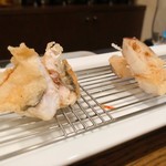 旬彩 天ぷら 心来(しんら） - 左はかます、右は皮付き蓮根
      かますは淡白で美味♡
      皮付き蓮根はさっくりな皮も美味しい！