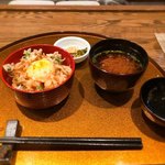 旬彩 天ぷら 心来(しんら） - シメの天丼！！
      赤出汁には海老が入ってます^ ^