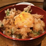 旬彩 天ぷら 心来(しんら） - かき揚げは桜海老、小柱、三つ葉。
      真ん中は半熟玉子天！