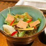 旬彩 天ぷら 心来(しんら） - サラダは下の部分に白っぽいつぶつぶしたドレッシング。
      チーズか何かかと思ったら、なんと、玉子の白身だそう！