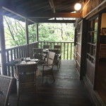 一房の葡萄 - 緑に囲まれたテラス席