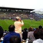 秩父宮ラグビー場 売店 - このアンちゃんがちょっと邪魔だった。会場では立ち上がらず座っての観戦をお願い致します。アラレちゃんメガネの彼女はかわいかったけど。