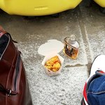 秩父宮ラグビー場 売店 - 何の変哲も無い唐揚げに見えてスタジアム購入にしては結構おいしい。