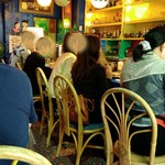 ムジャラ - カウンタ席もいっぱいです。