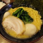 Yokohamaiekeiramenittouya - ・「豚骨醤油ラーメン 味玉入り(\800)」