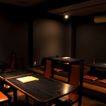 餃子屋本舗 - <喫煙>黒を基調にしたシックな空間です。２０名様程度のご宴会にも対応。他の空間とは離れたところにあります。
