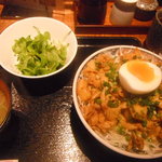 串助 - 鶏皮丼