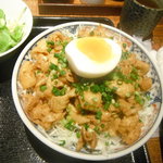 串助 - 鶏皮丼