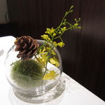 ユニッソン デ クール - テーブルの上の草花