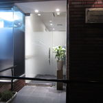 ユニッソン デ クール - 厨房が透けて見えるスタイリッシュな外観