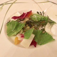 フランス料理 ル・トリアノン - 愛媛 八幡浜産 甲烏賊のカルパッチョ  軽く炙って
                    オレンジと苦みのサラダを添えて