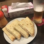 インド料理 SINGH - チーズベーコンナンとビール1000円