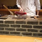 東麻布 天本 - 鰹の皮目を炭で炙ります