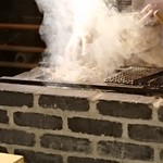 東麻布 天本 - 藁投入