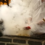 東麻布 天本 - 藁で鰹を燻します