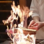 東麻布 天本 - 鰹を藁焼きにしています