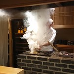 東麻布 天本 - 火遁の術のように天本さんが煙で隠れそうです