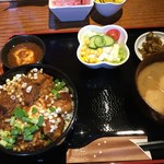 たぬ金亭 - たぬ金亭　豚玉丼セット中盛り950円、トッピングお肉プラス200円、トッピングながとろ200円