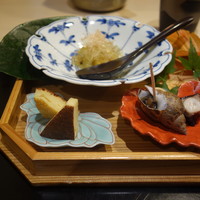 味あら井 - 前菜　：　１）鱧すり身カステラ　2）米にし　3）タコ　4）焼きナスのおひたし