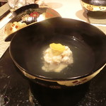 寿司と日本料理 銀座 一 - 吸物帆立湯葉寄せ松葉柚子 上品な出汁がたまりません