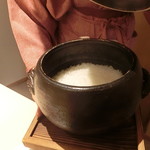 寿司と日本料理 銀座 一 - 蓋を取ると、見事な炊きあがりのご飯