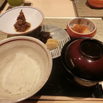 寿司と日本料理 銀座 一 - ご飯 土鍋白御飯 筋子おろし 鳥昆布締め生姜醤油和え 昆布土佐和え  香の物(蕪の葉 沢庵) 