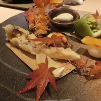 寿司と日本料理 銀座 一 - 前　菜　海老のみのむし揚げ 百合根唐墨 銀鱈柚庵焼 巨峰の白和え                菊花と法蓮草お浸し 松茸の天ぷらかぼす釜