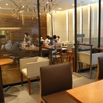 TORAJA COFFEE - 喫煙室からの、店内撮影