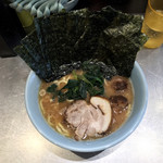 とんこつラーメン 藤参 - 見た目からしてなかなかの強者ですね