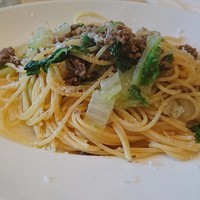 イタリアーナ エノテカ ドォーロ - 牛挽き肉とオレンジ白菜のアーリオオーリオパルミジャーノ・レッジャーノがけ