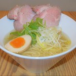 ラーメンジュンヤ - 鶏塩らーめん。博多地鶏と名古屋コーチンを使ったスープに数種類の合わせ節でコクと風味を加えたらーめん。


