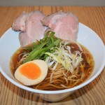 ラーメンジュンヤ - 醤油らーめん。博多地鶏と名古屋コーチンを使ったスープに数種類の合わせ節でコクと風味を加えて奥深い味に仕上げ、無添加の小豆島醤油を使ったかえしと合わせたらーめん。

