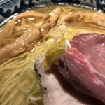 麺匠佐蔵 - 知床鶏ノ黄金塩そばのアップ