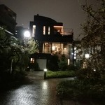 ビズ - 小さな公園の奥にお店があります