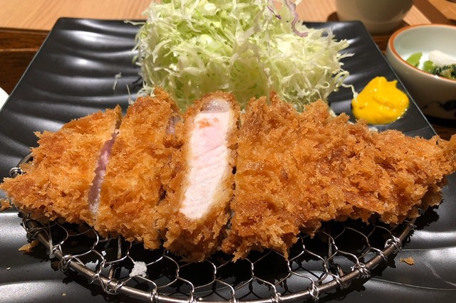 舞浜イクスピアリのロースカツご飯は子連れ家族におすすめ!衣もサクサクで美味しいです。