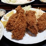 かもだ - 向こうに見えるは、タルタルチキン南蛮です。タルタルをカキフライに付け食べる作戦です(笑)