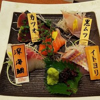海鮮原始焼 ろば炭魚 赤羽本店 - 刺身４点盛り（サーモンはサービスで￥６８０）