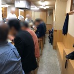 Tonkatsu Yamabe - 店内。右手の長椅子は待ち客用